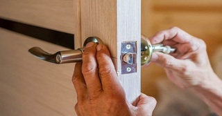 Установка и замена дверной ручки в Юбилейном от 278 руб. – Мастер24, монтаж фурнитуры, недорого